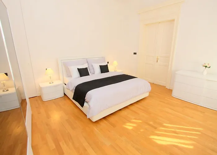 Luxury Krocinova براغ