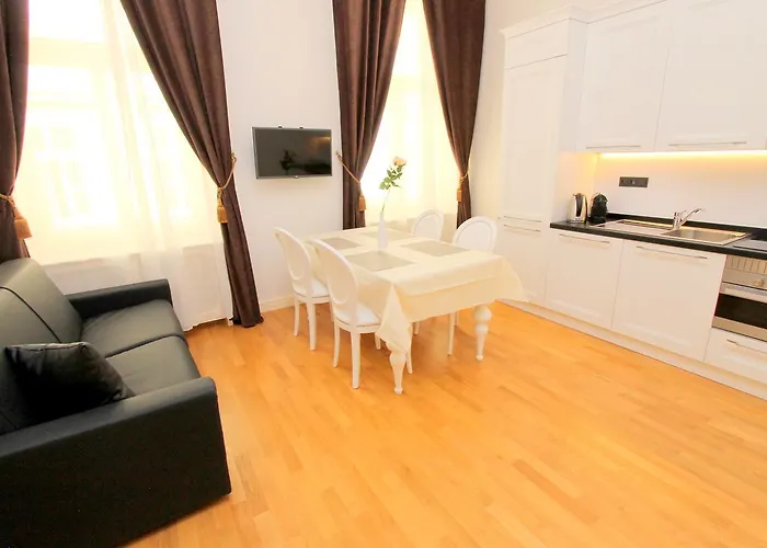 Luxury Krocinova شقة *
