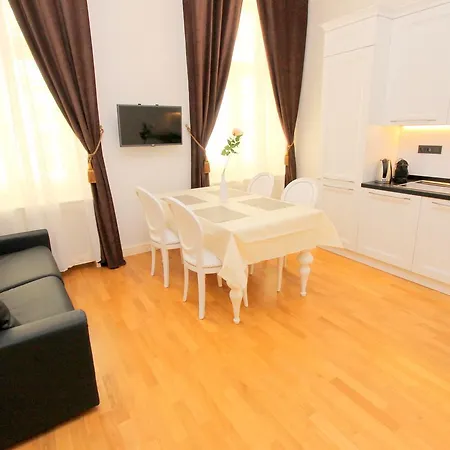Luxury Krocinova شقة *