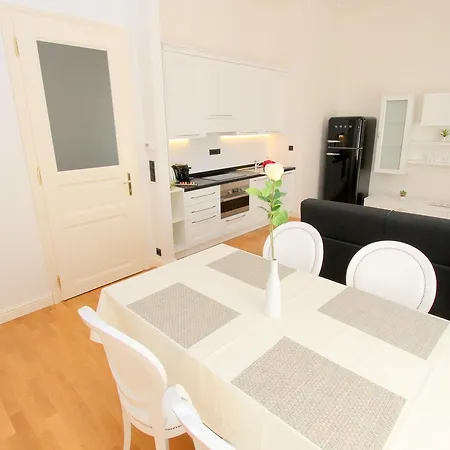 Luxury Krocinova Apartment Prague