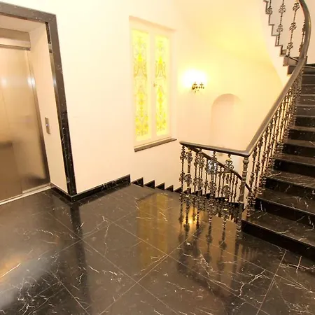 Luxury Krocinova Apartment Prague