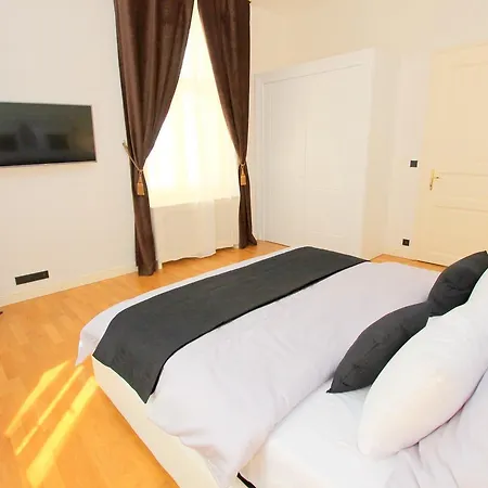 Luxury Krocinova アパート